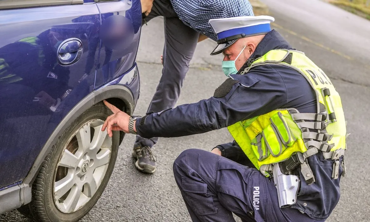 policjant-kontroluje-stan-opon-37583609.jpg