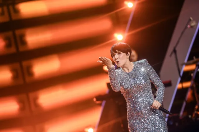 Rewia mody na festiwalu w Opolu. Okupnik w cekinach, Kayah spowita drapowaniami [FOTO]