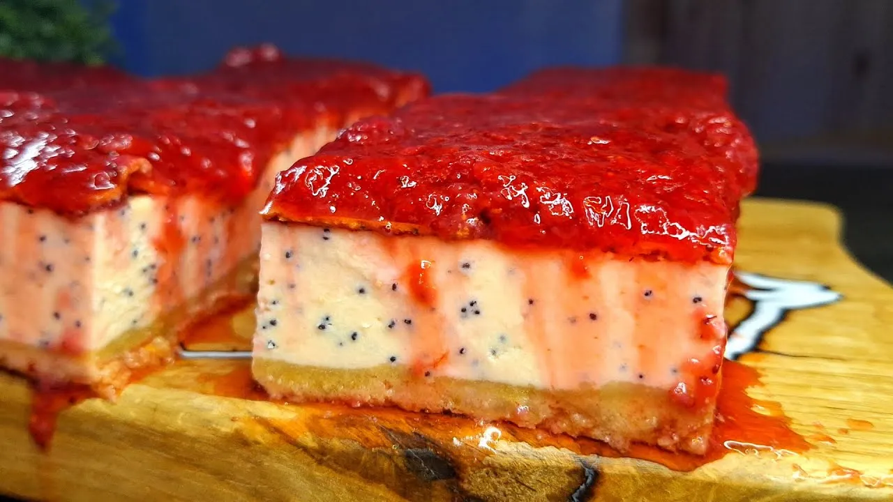 Truskawki czy borówki? Teraz nie musisz wybierać! Wyjątkowy przepis na ciasto