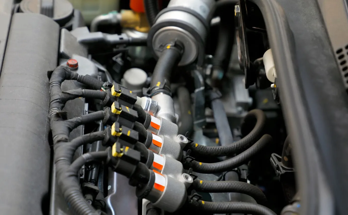 W trakcie rozbiórki auta wybuchł gaz. Dwie osoby ranne