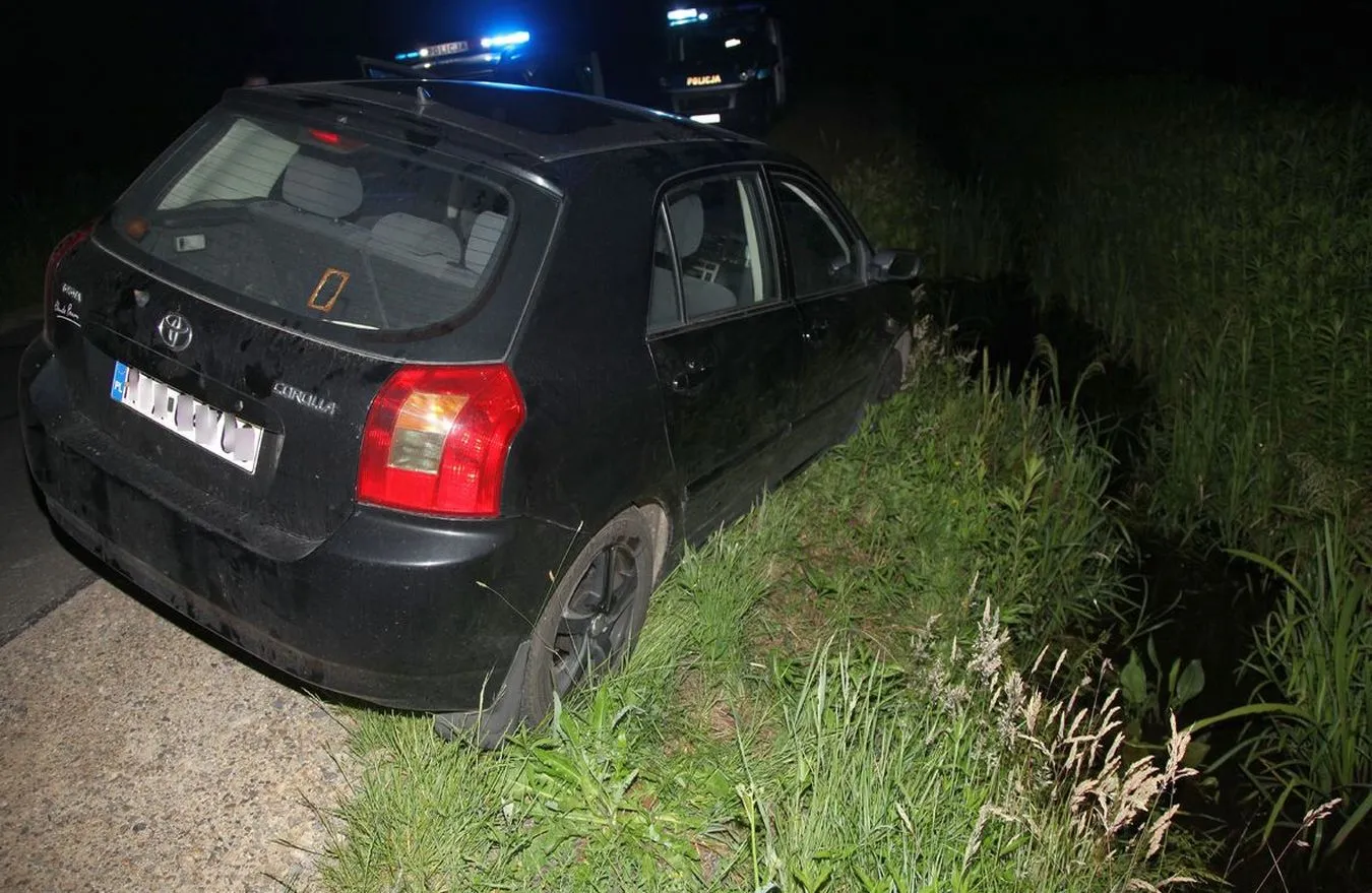 Dramatyczna podróż. Kobieta w trakcie jazdy piła alkohol. W aucie jej 8-letnie dziecko