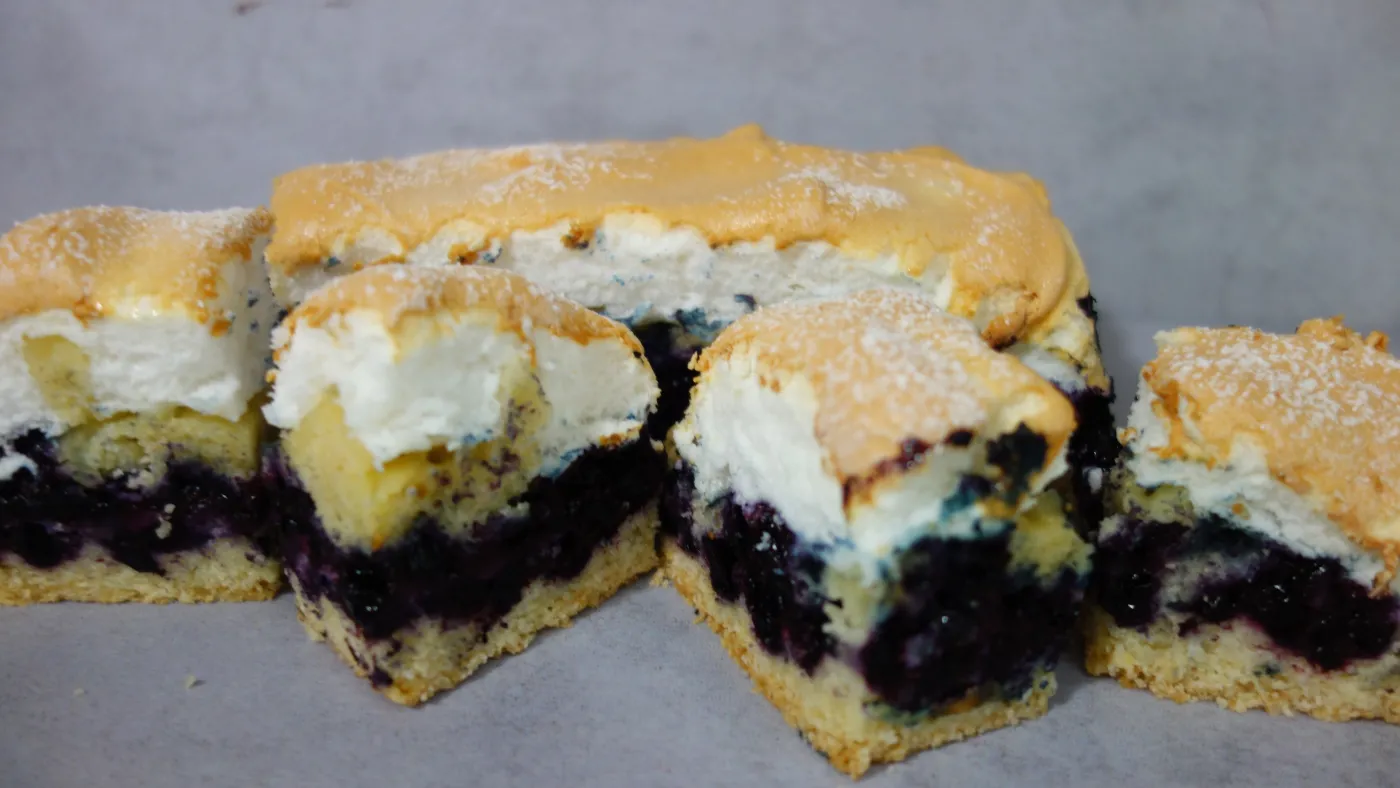 Kruche ciasto jagodowe z bezą. Przepyszny przepis od Heni Foks