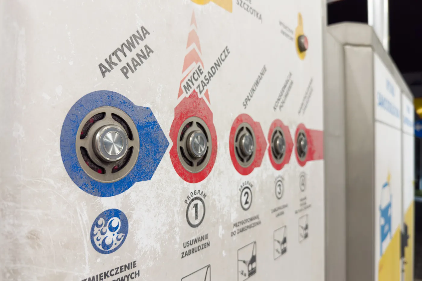 Ten program myjni to strata czasu i pieniędzy. Tak umyjesz taniej i szybciej