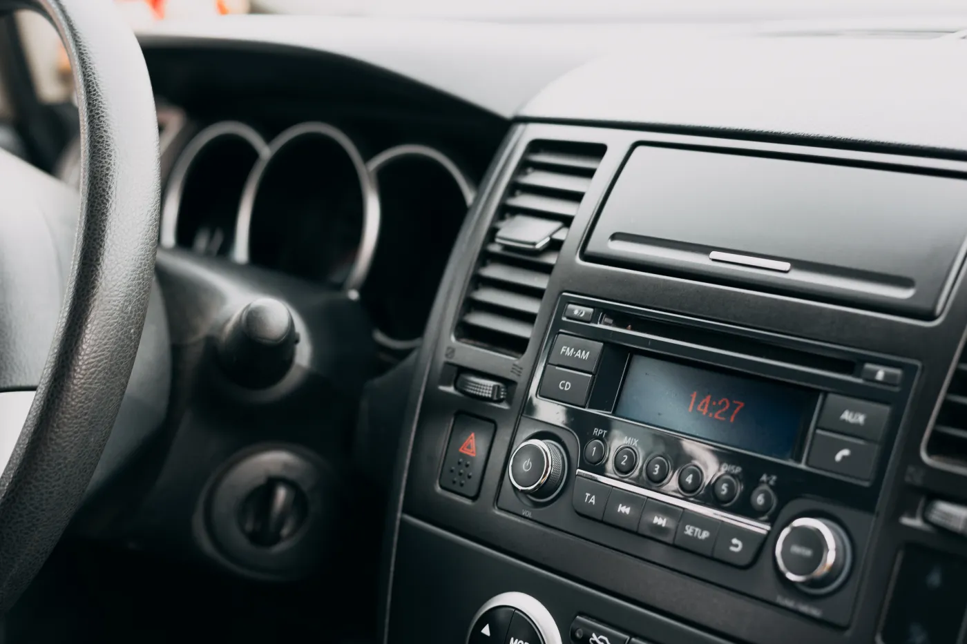 Mandat za radio w aucie. Kontrolerzy zaglądają do aut i robią zdjęcia