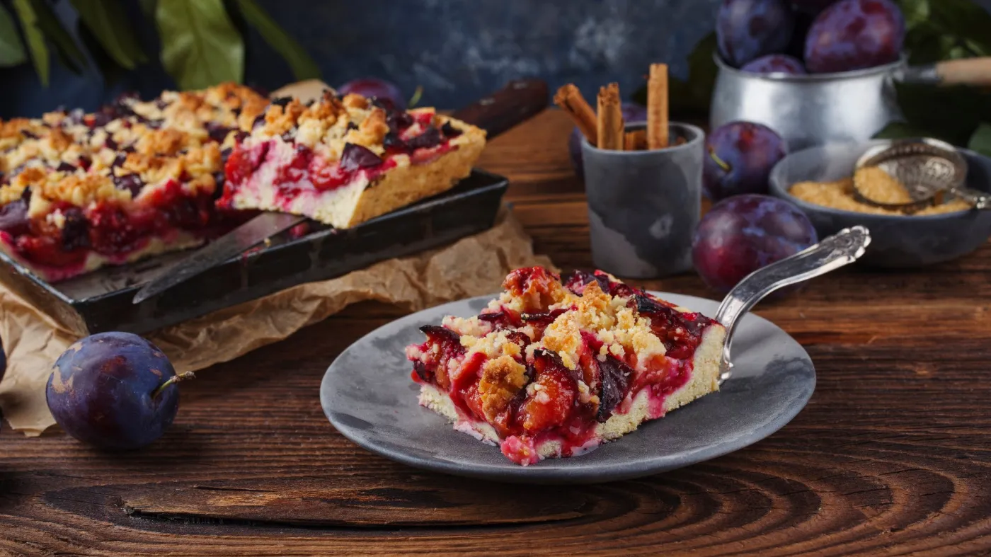 Traditional,German,Zwetschgenkuchen,With,Sliced,Plums,And,Crumbles,Served,As