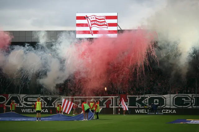 Ekstraklasa. Mecz w Krakowie przerwany. Kibice wbiegli na dach stadionu