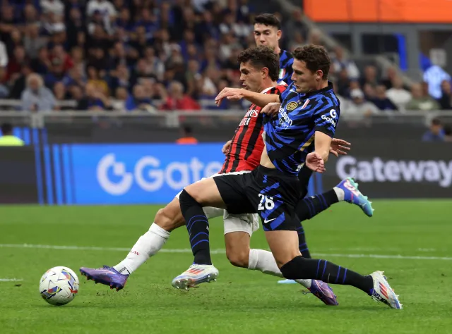 Kwadrans Zielińskiego w derbach. AC Milan rządzi w Mediolanie
