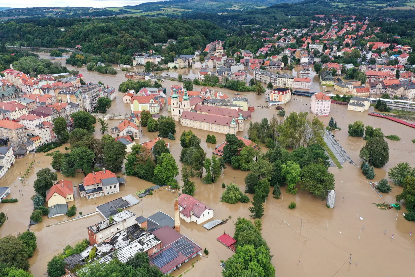 Nysa. Trwa ewakuacja szpitala. Pacjenci przewożeni do innych placówek