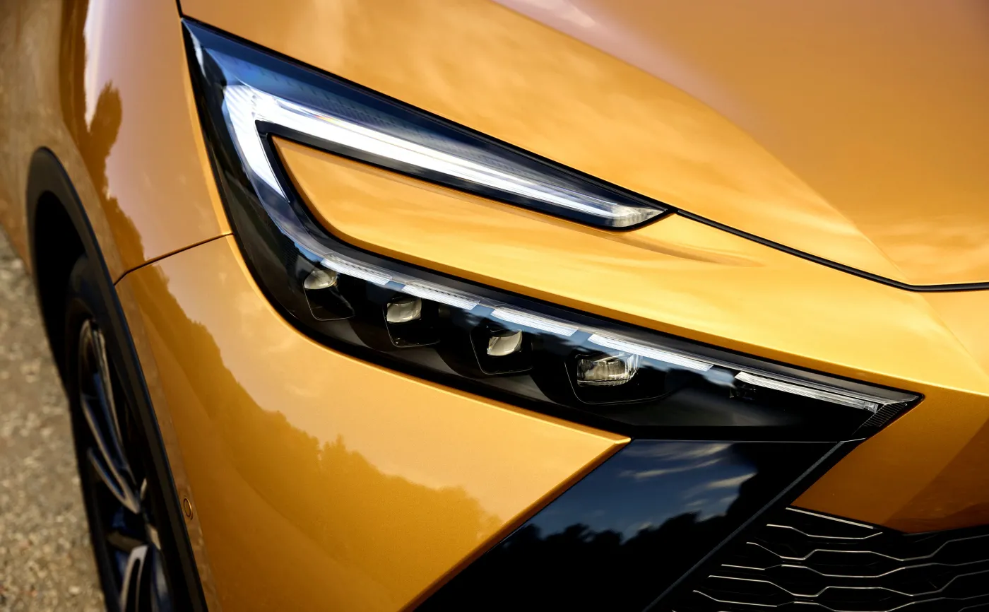 Hit Toyoty z nową hybrydą. Cena? Teraz SUV ostro tanieje