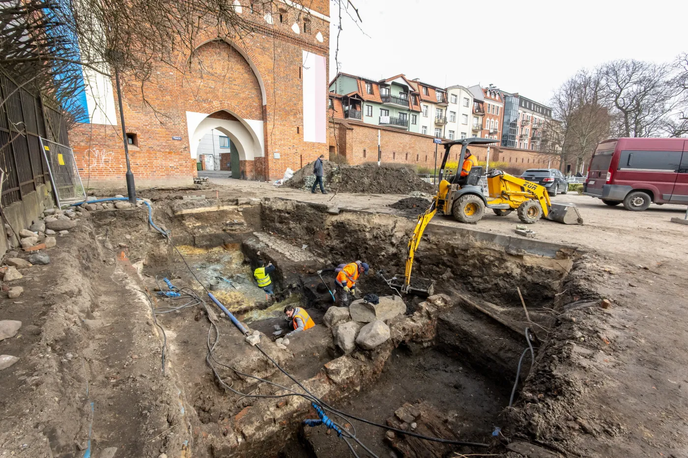 Sensacyjne odkrycia w sercu Torunia. Tajemnicze pochówki i zaginiony kościół