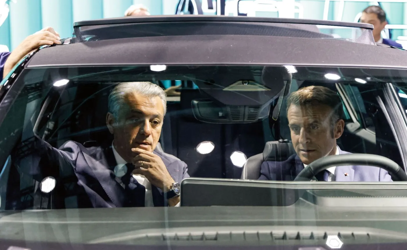 Prezydent Francji Emmanuel Macron i Luca de Meo, szef Grupy Renault