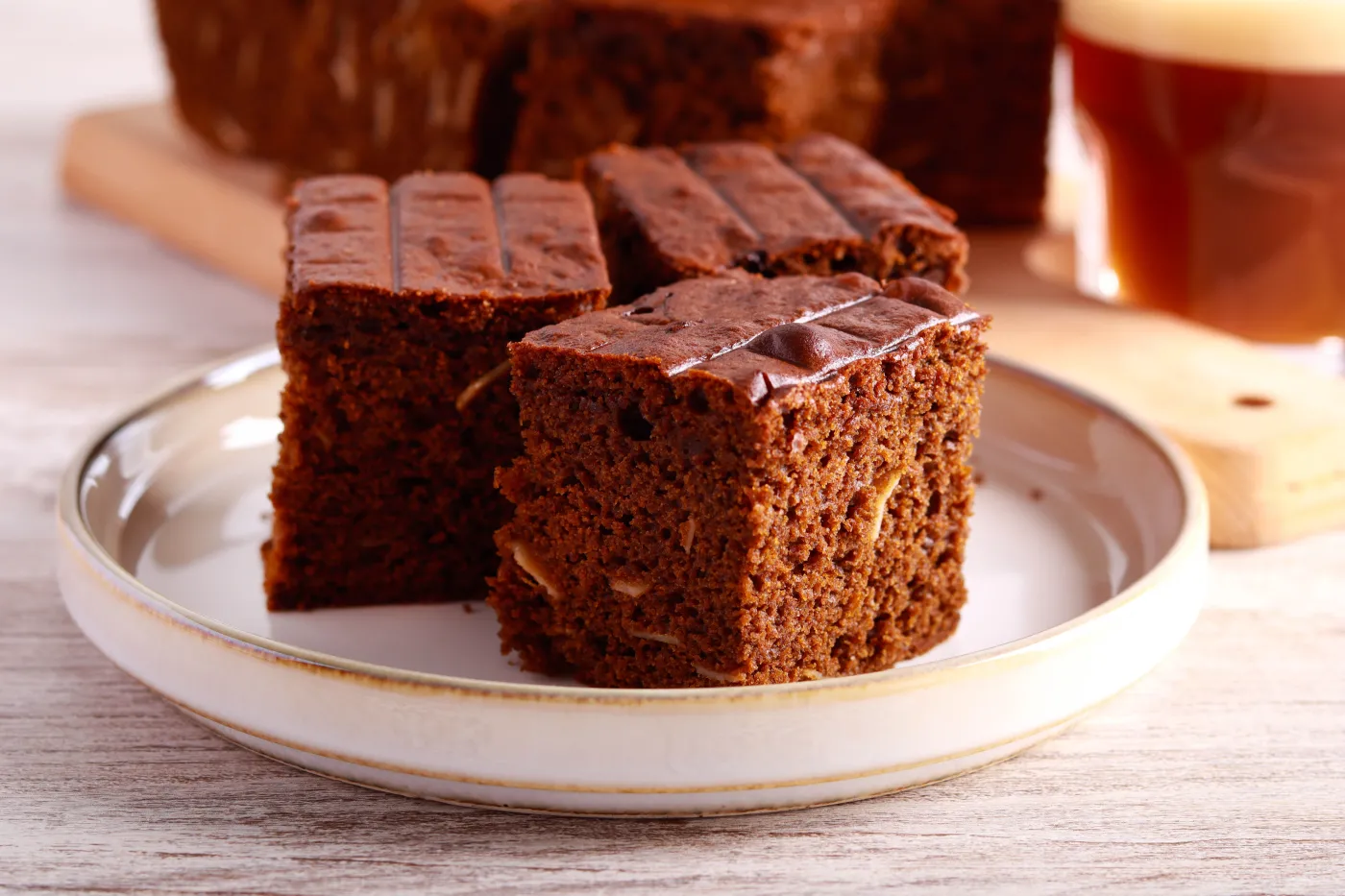 Gingerbread,With,Sliced,Almond,On,Plate
