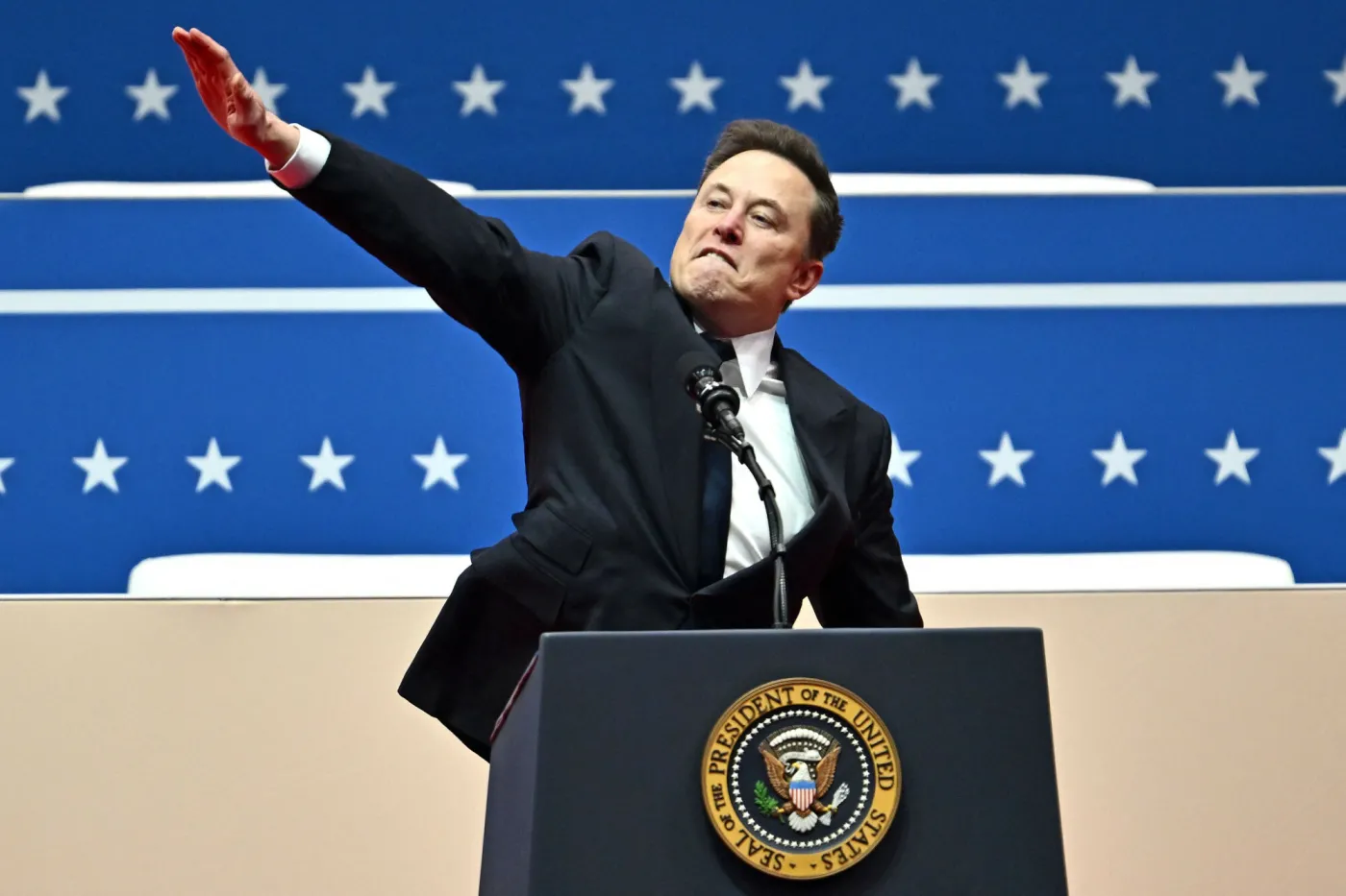 Rzymski salut czy "niezręczny gest"? Elon Musk wywołał burzę