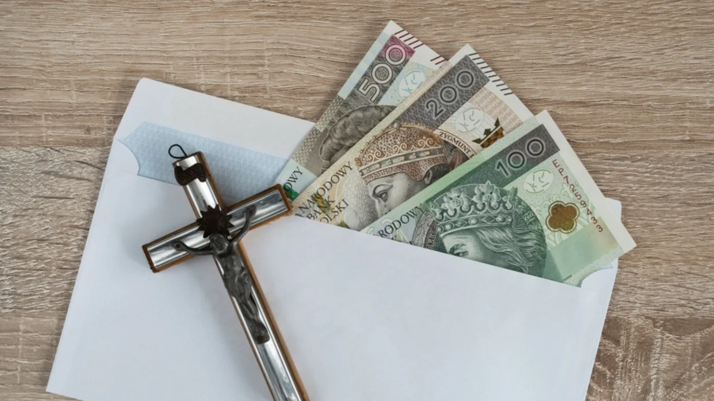 Ile Polacy dają księdzu w czasie kolędy? Nowy sondaż pokazuje naszą hojność