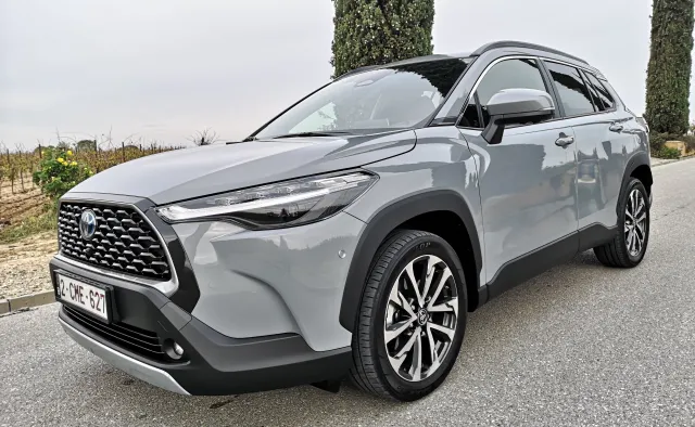 NOWA Toyota zaskakuje oszczędną hybrydą. Ten rodzinny SUV w Polsce już jest hitem