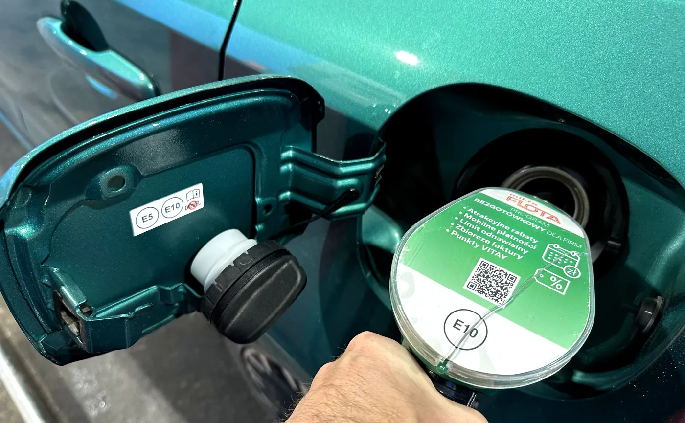 tankowanie-paliwa-do-samochodu-38388348.jpg