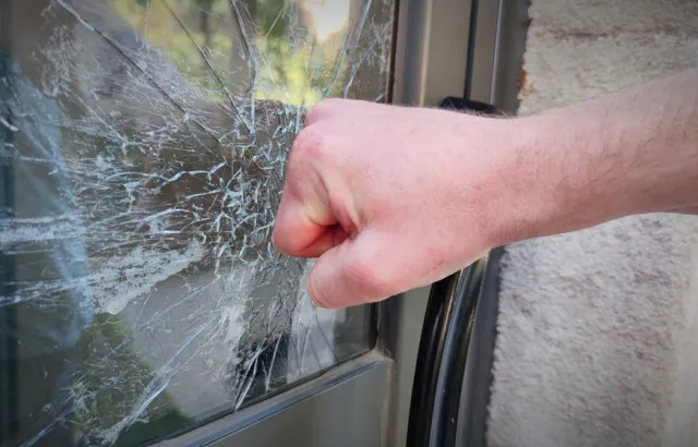 "Śpiący włamywacz" w Krakowie. Zdemolował drzwi, włamał się i... zasnął