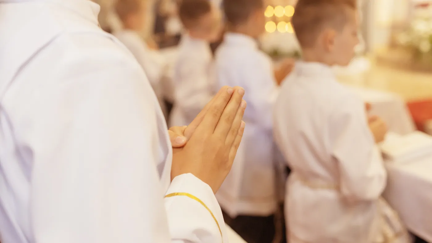 Ile pieniędzy dać do koperty na Komunię 2025? Ile dają chrzestni, ciocie, dziadkowie i znajomi? Znamy kwoty