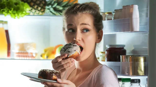 O tej godzinie najlepiej jedz kolację. Schudniesz i będziesz dobrze spać