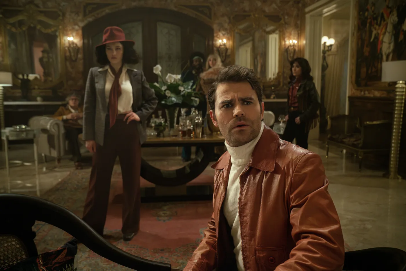 Christina Chong jako La'an i Paul Wesley jako Kirk w trzecim sezonie serialu "Star Trek: Nieznane nowe światy"