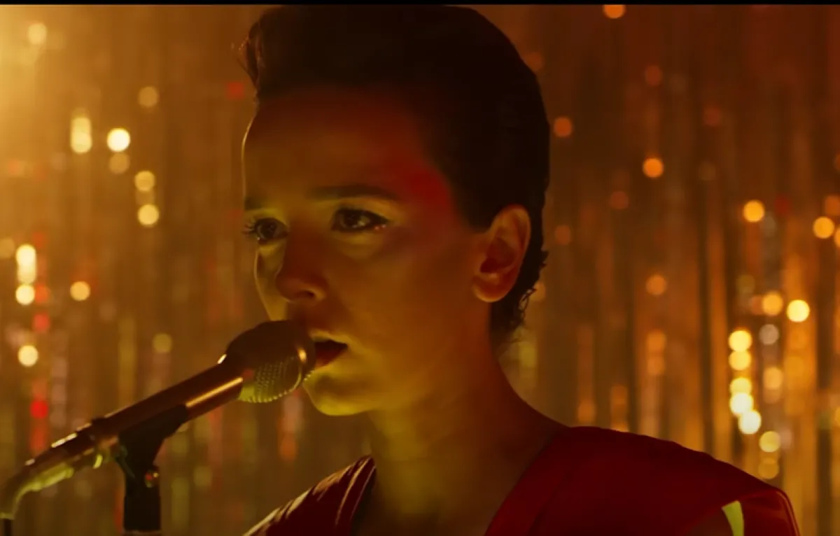 W serialu "Rojst" ten hit śpiewa Brodka. Tekst powstał podczas hotelowych uniesień