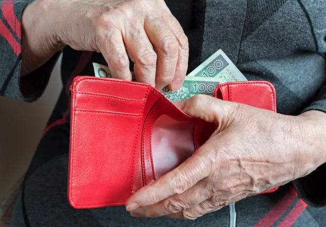 500 zł do emerytury po 65 roku życia. Ile trzeba mieć emerytury, żeby dostać 500 plus dla seniora?