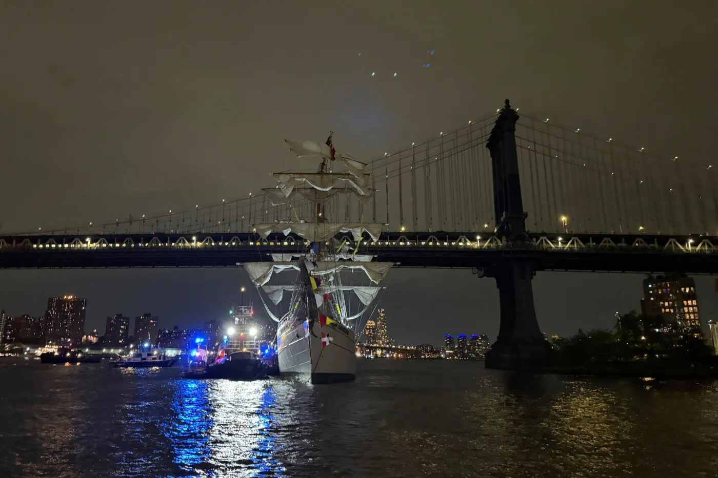Żaglowiec uderzył w słynny most w Nowym Jorku. Dwie osoby zginęły, wielu rannych