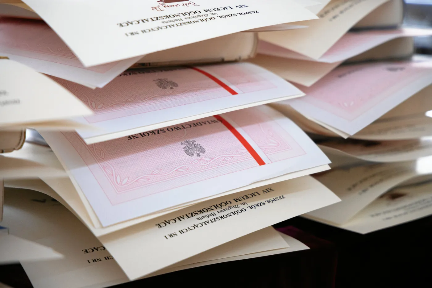 Część uczniów dostała nieważne świadectwa szkolne. MEN wydało pilny komunikat