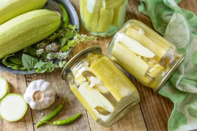 Nie ogórki, nie kapusta. Kiszona cukinia to hit lata. Pyszna i aromatyczna