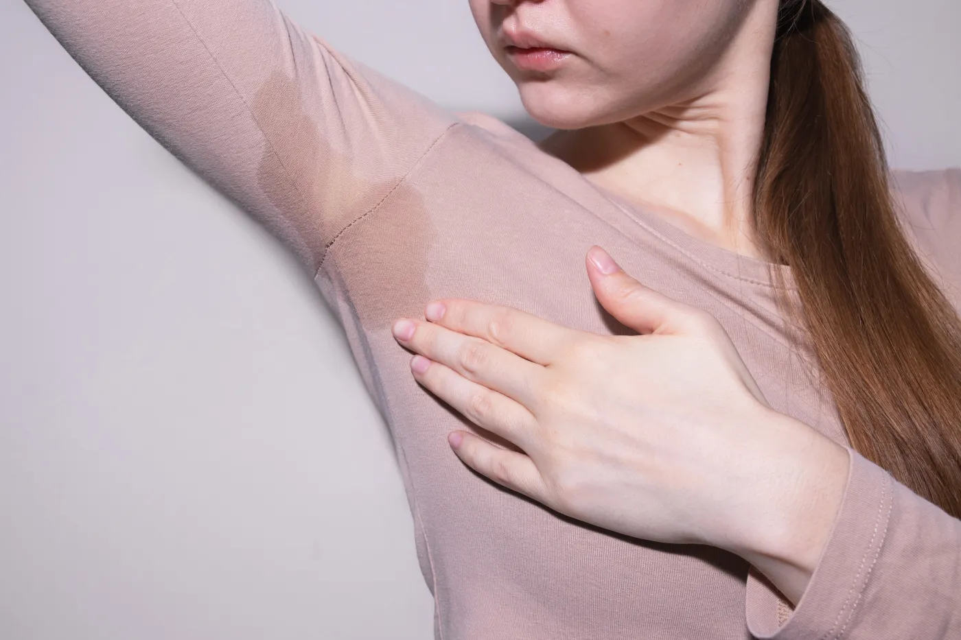 W ten sposób skutecznie pozbędziesz się plam z potu. Mało kto o tym wie