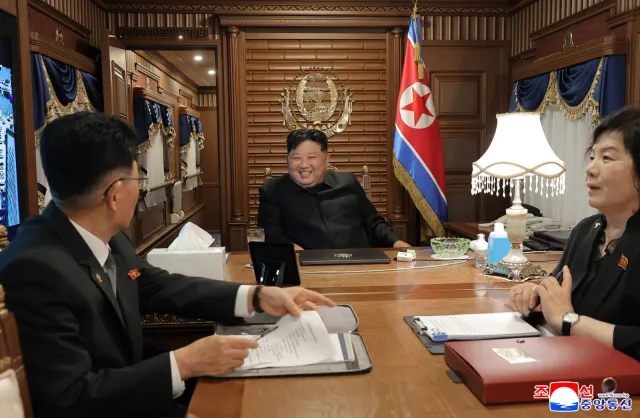 Kim Dzong Un w pancernym pociągu jedzie na spotkanie z Putinem. Przekroczył granicę z Chinami