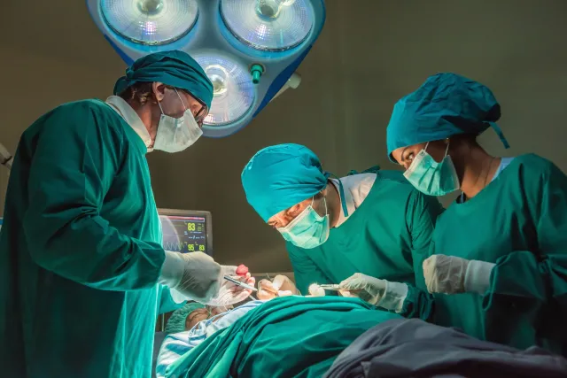 Piwnice szpitali zostaną przekształcone w zapasowe sale operacyjne