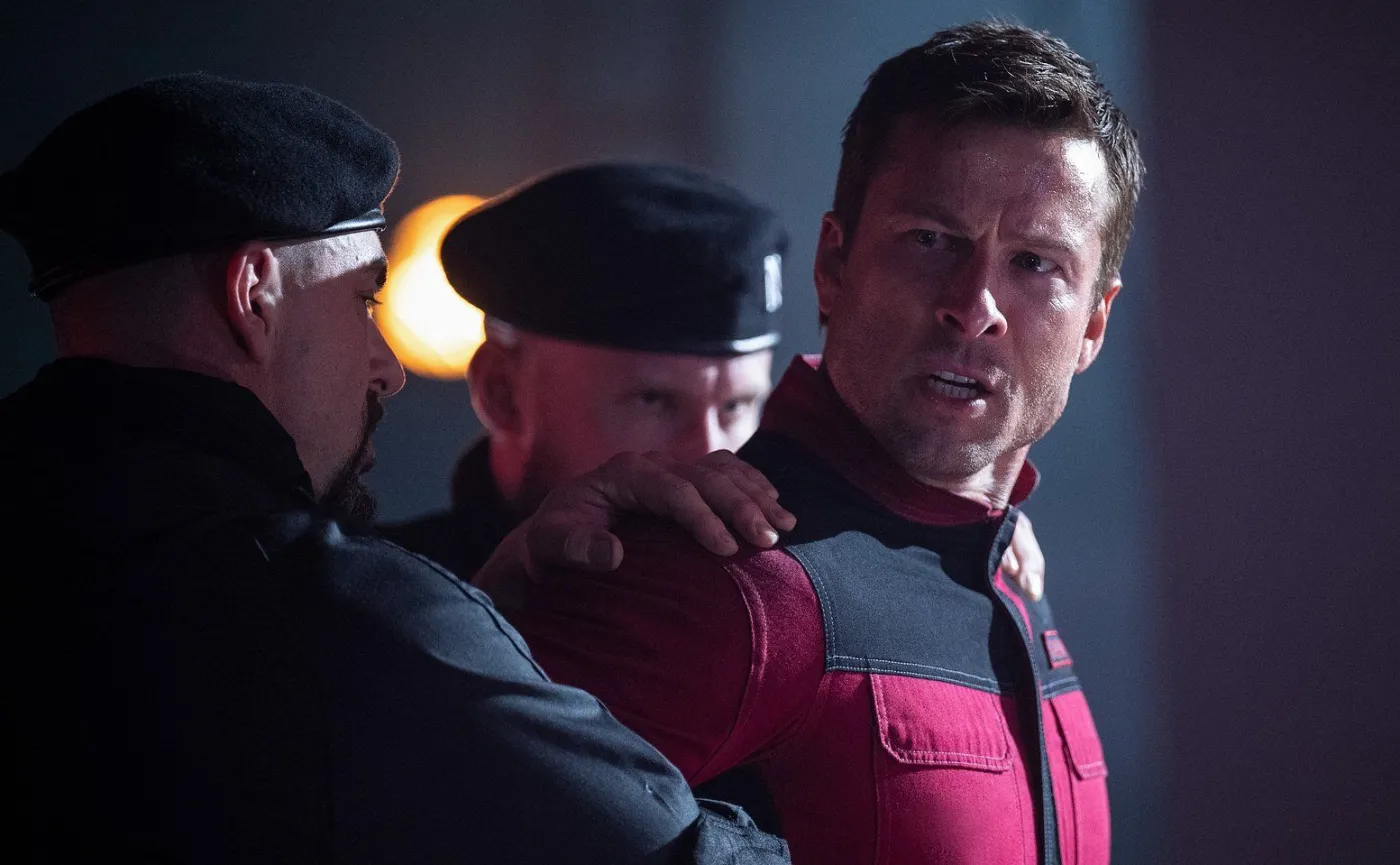 Glen Powell w filmie "Uciekinier"