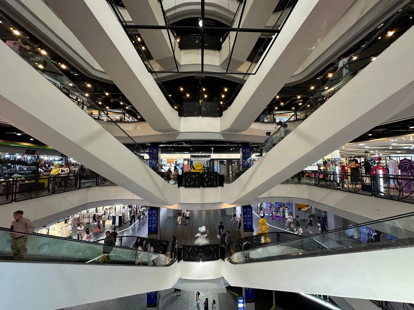 Klienci uciekli z galerii handlowych. Eksperci ujawniają prawdziwe powody zmian