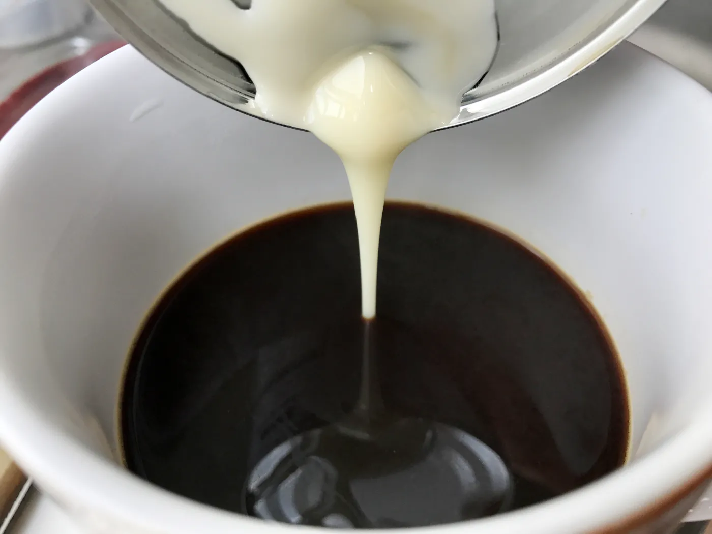 Zmień kawę w spalacz tłuszczu. Dodaj te składniki do porannej filiżanki