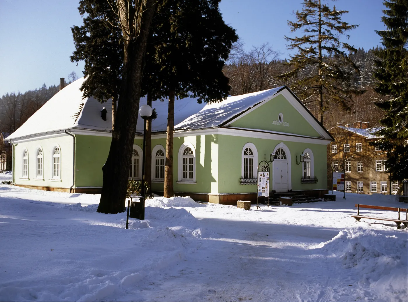 Idealny kierunek na zimowy wypoczynek i kuracje dla seniorów. 4 topowe uzdrowiska w pięknym regionie Polski