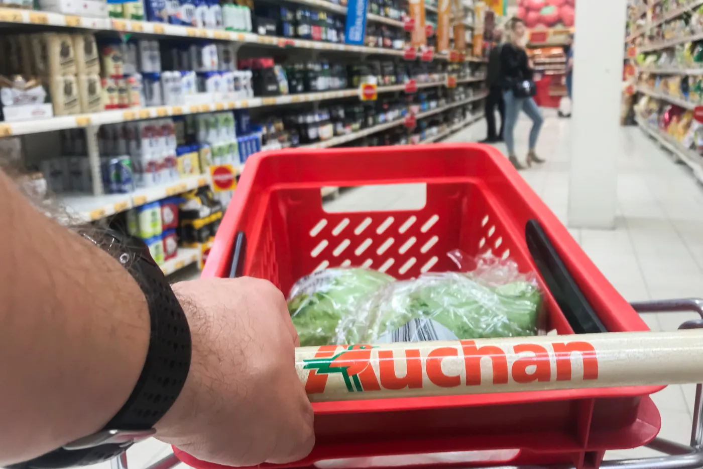 Nagranie z przepychanki w Auchan podbija sieć. "Tak się wziąć upodlić" [WIDEO]