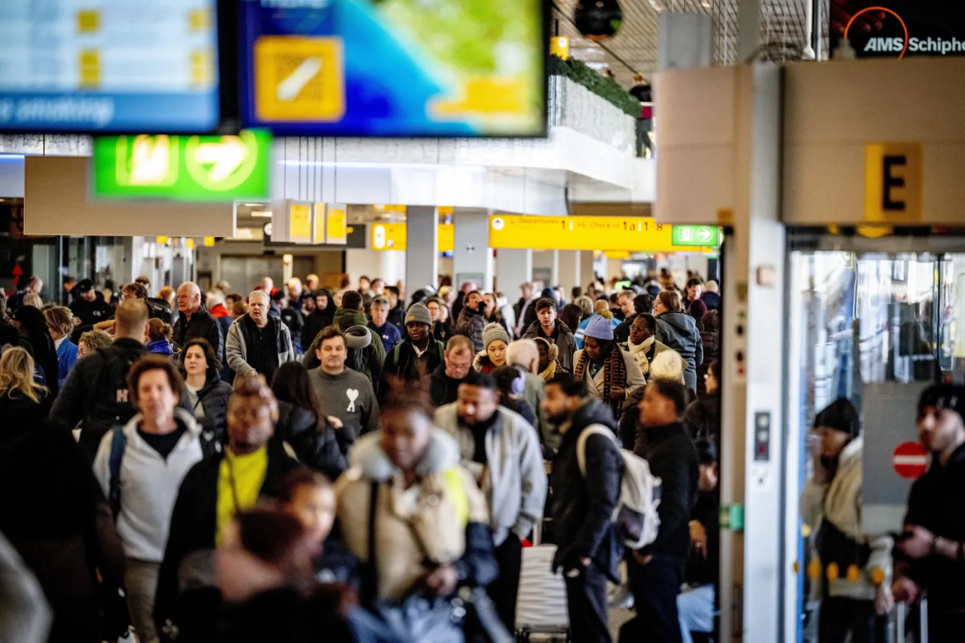 Holandia w chaosie. Setki odwołanych lotów i ponad 500 km korki