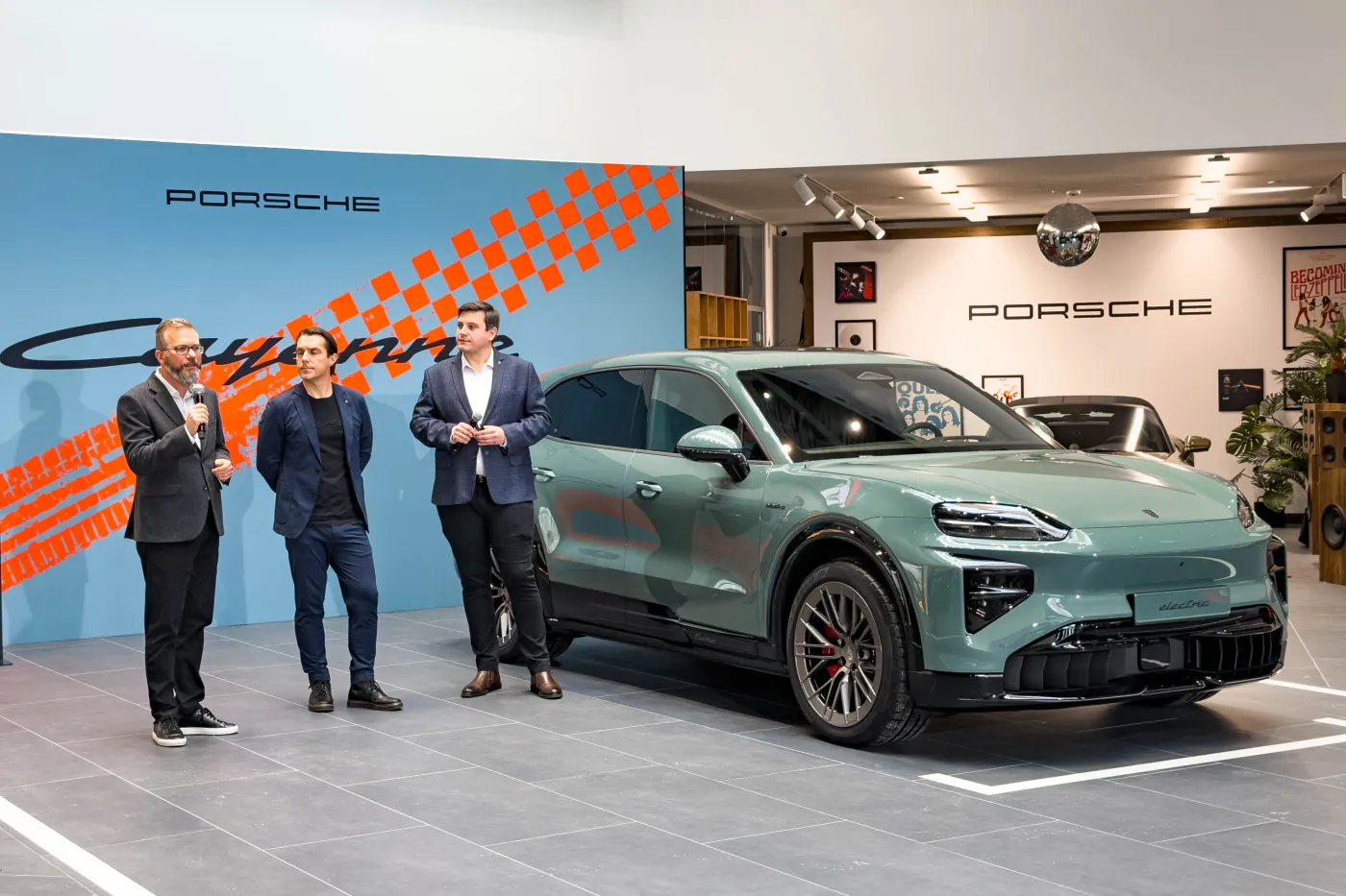porsche-centrum-warszawa-wawer-39052999.jpg