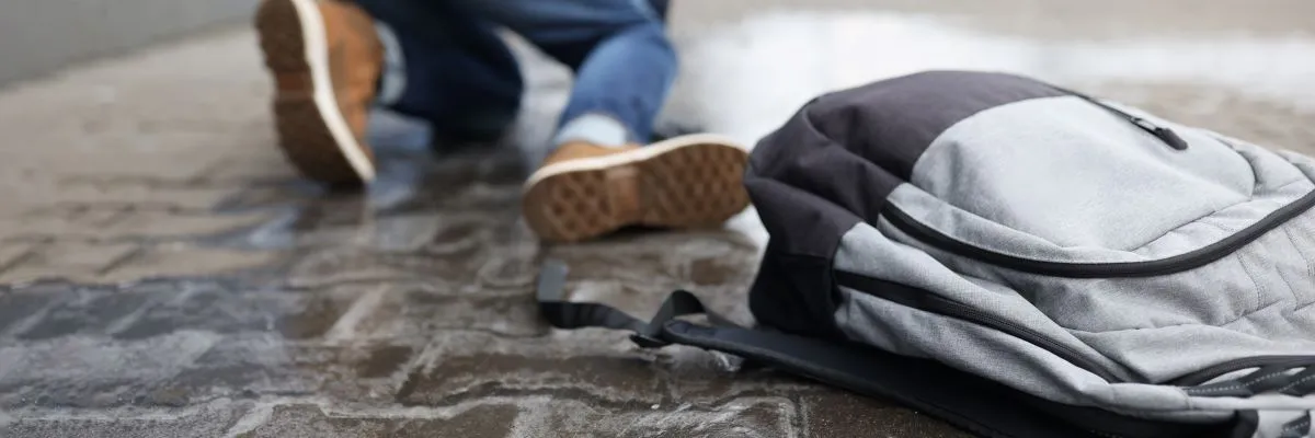 Wywrócenie się na oblodzonym chodniku. Kiedy należy się odszkodowanie?