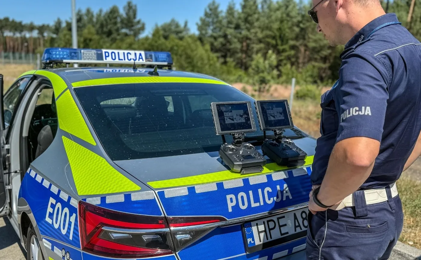 Policjant kontroluje kierowców