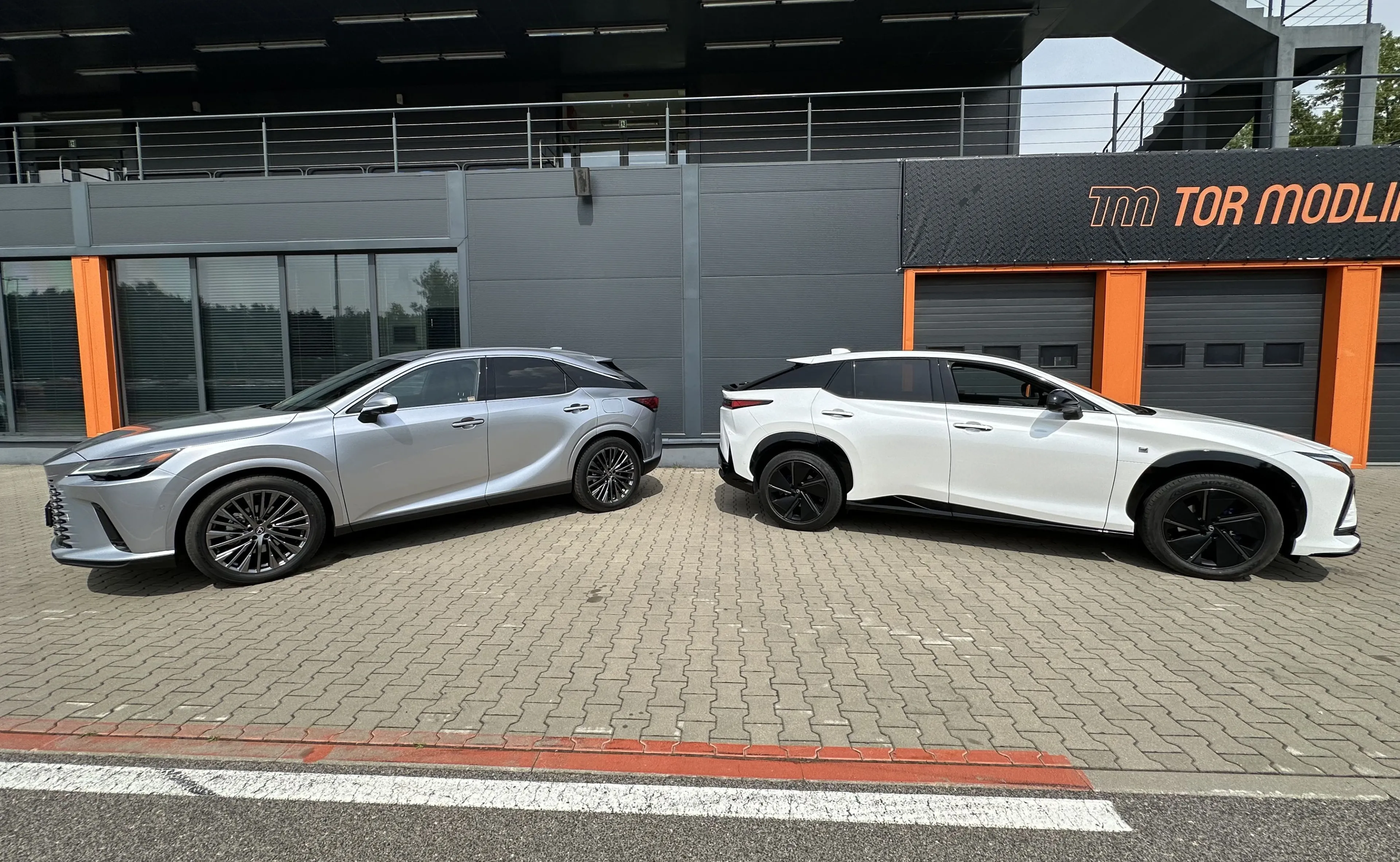 Nowy Lexus zamiast NX. Ma wolant zamiast kierownicy i 1 mln km gwarancji. Jaka cena?