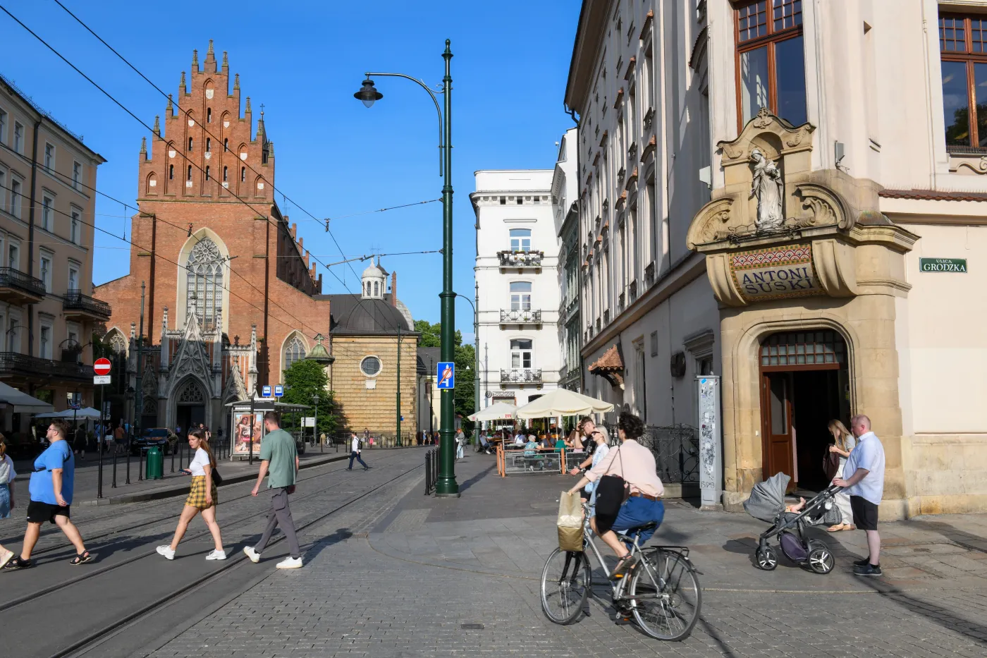 Majówka 2026. Termometry oszaleją! Prognoza pogody na 1 maja zwala z nóg. Czy to będzie najcieplejszy start długiego weekendu w historii?