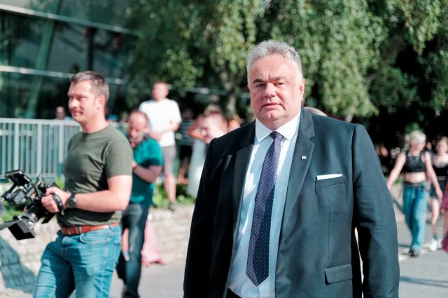 Policja w domu szefa TV Republika. "Przeszukali mi mieszkanie bez nakazu"