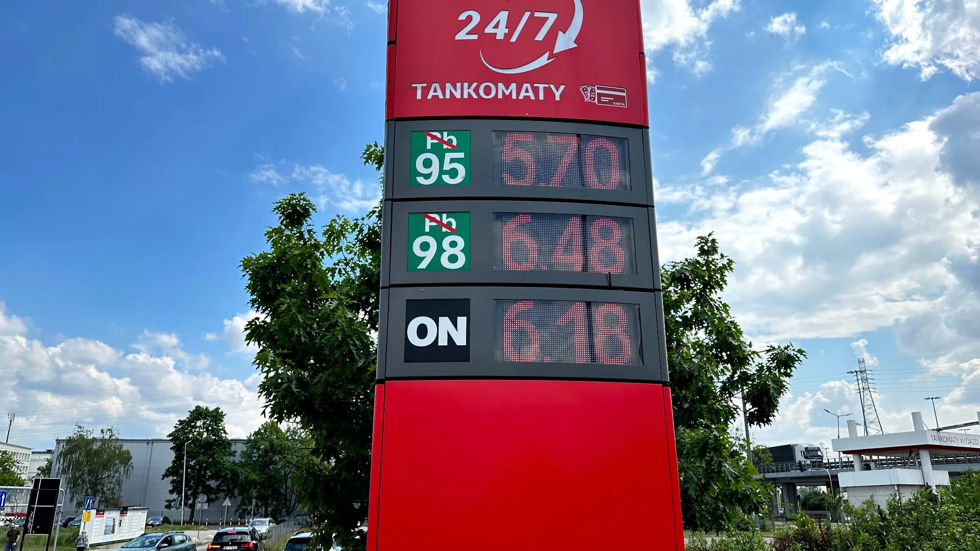 Dziś benzyna za 5,70 zł. Na tych stacjach wielka obniżka cen. Mamy najnowsze zestawienie