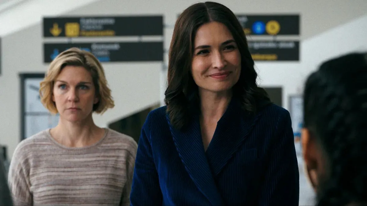 Karolina Wydra (na pierwszym planie) i Rhea Seehorn w serialu "Jedyna"