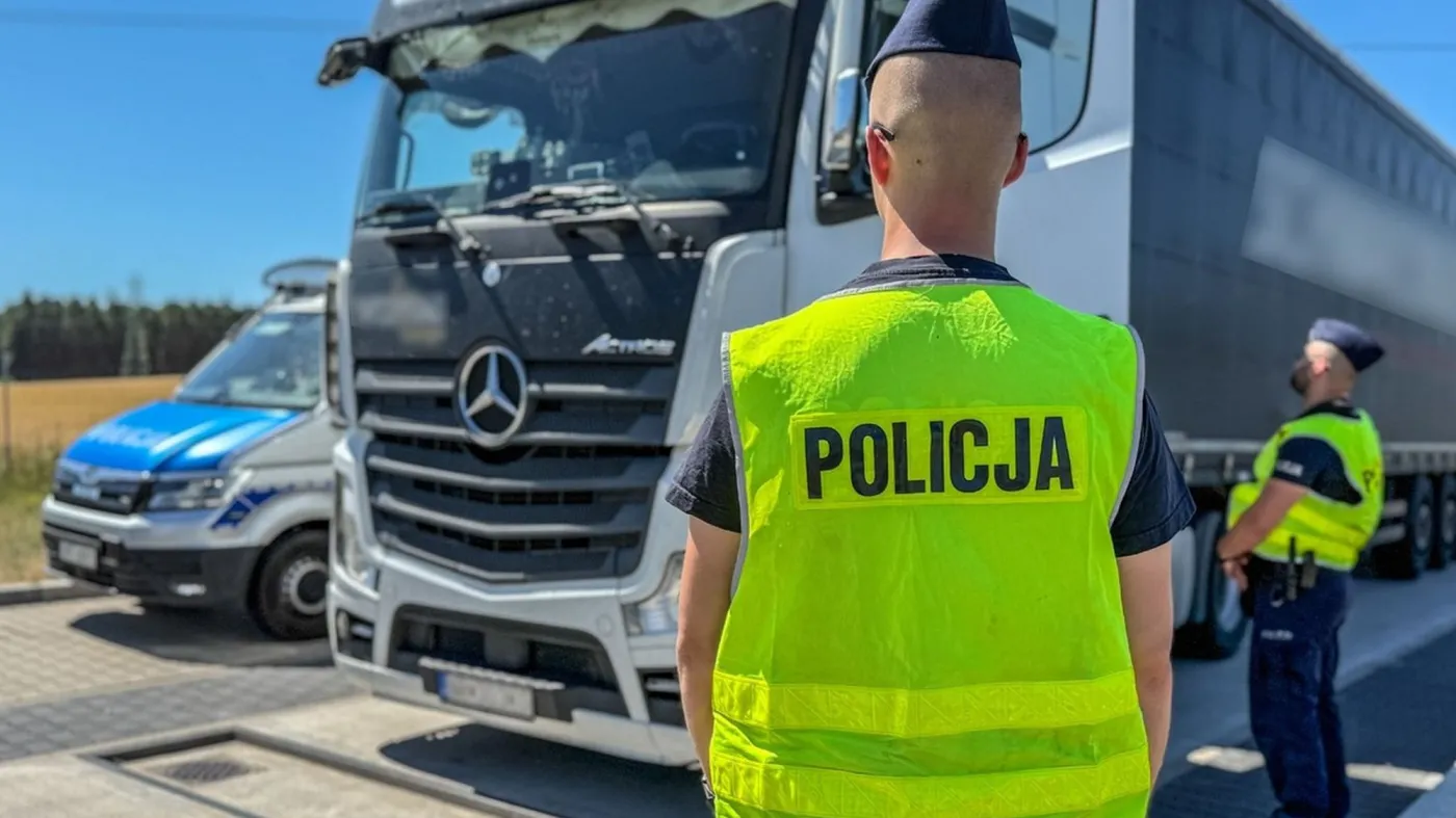 Policja kontroluje kierowców samochodów ciężarowych, ciężarówka, TIR