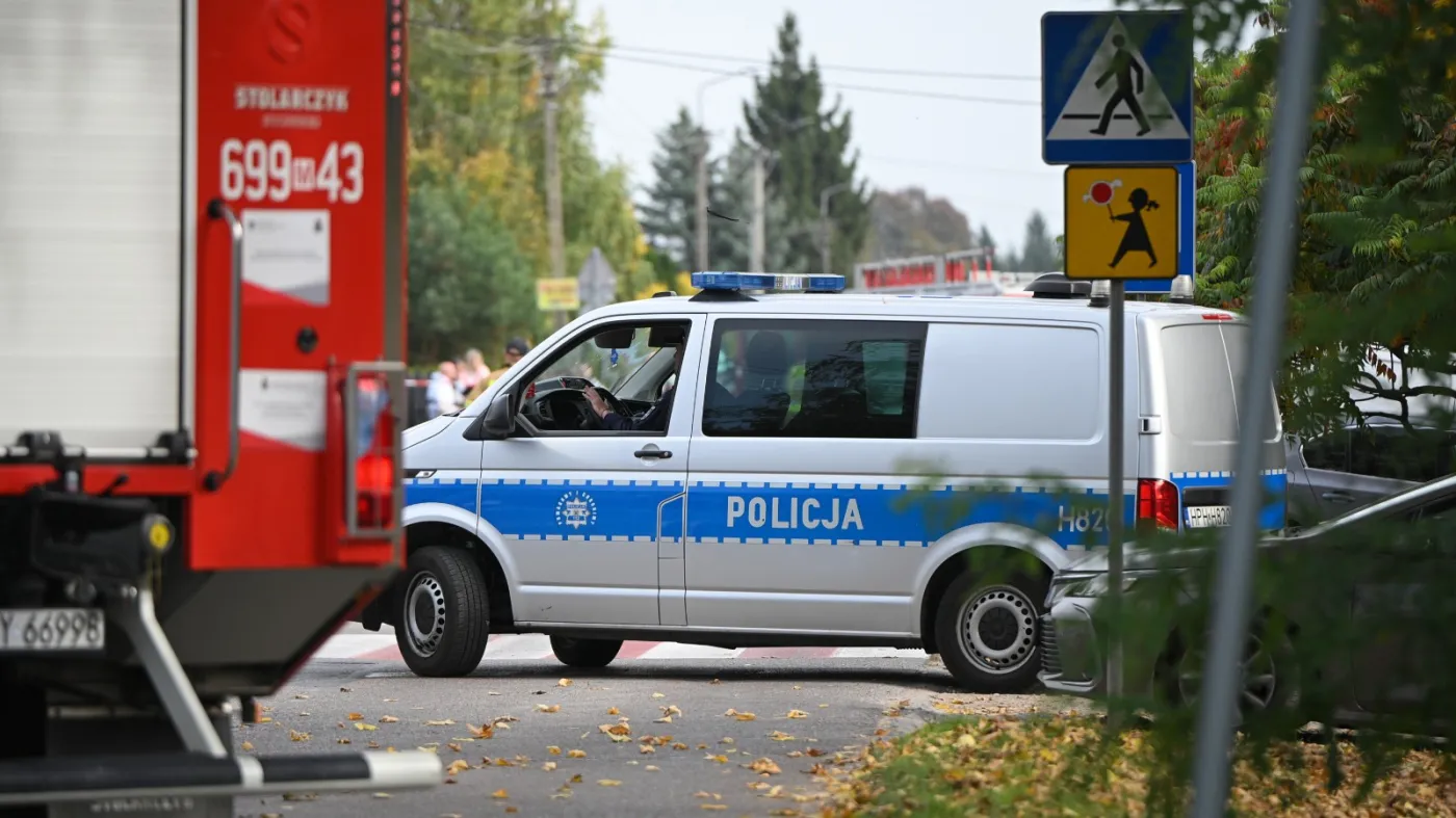 Służby przed szkołą podstawową im. Jana Pawła II w Leszczydole-Nowinach