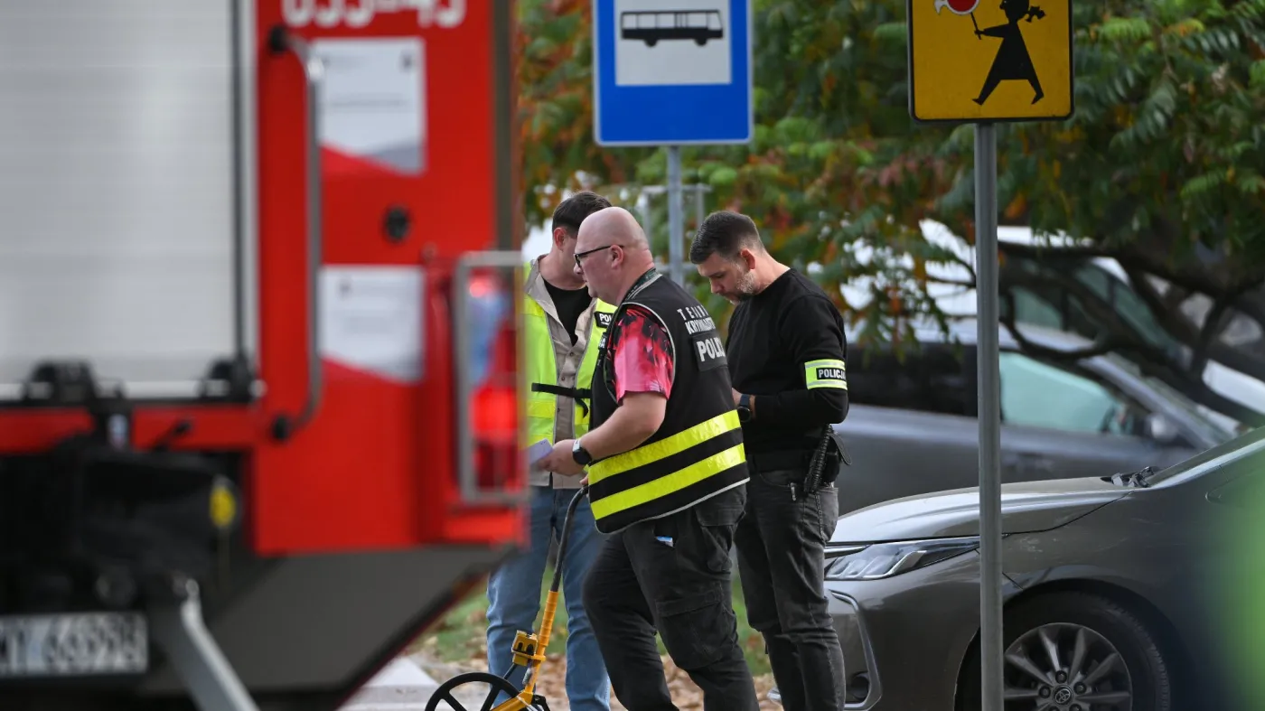 Służby przed szkołą podstawową im. Jana Pawła II w Leszczydole-Nowinach