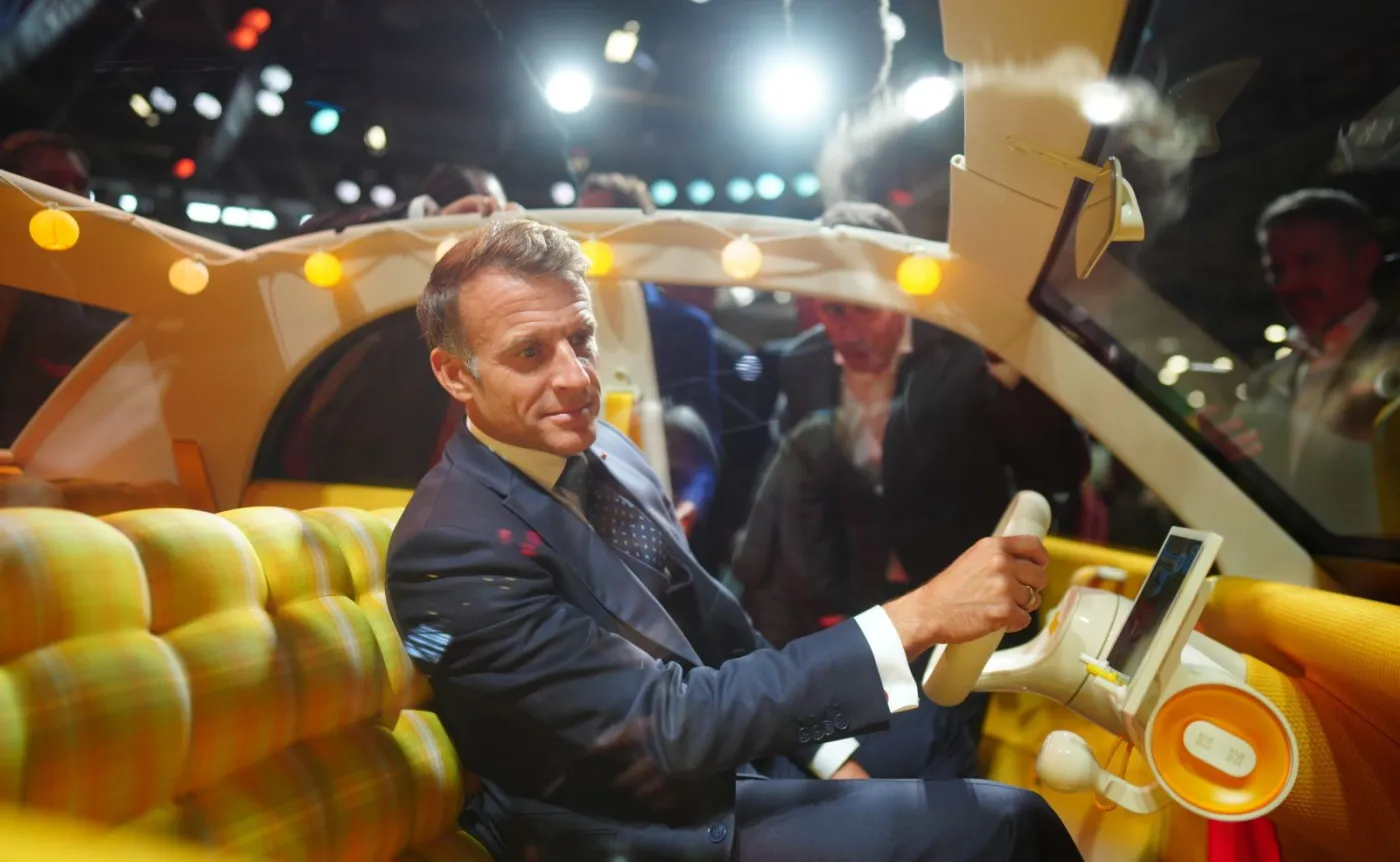 Prezydent Francji Emmanuel Macron, za kierownicą nowego Citroena 2CV